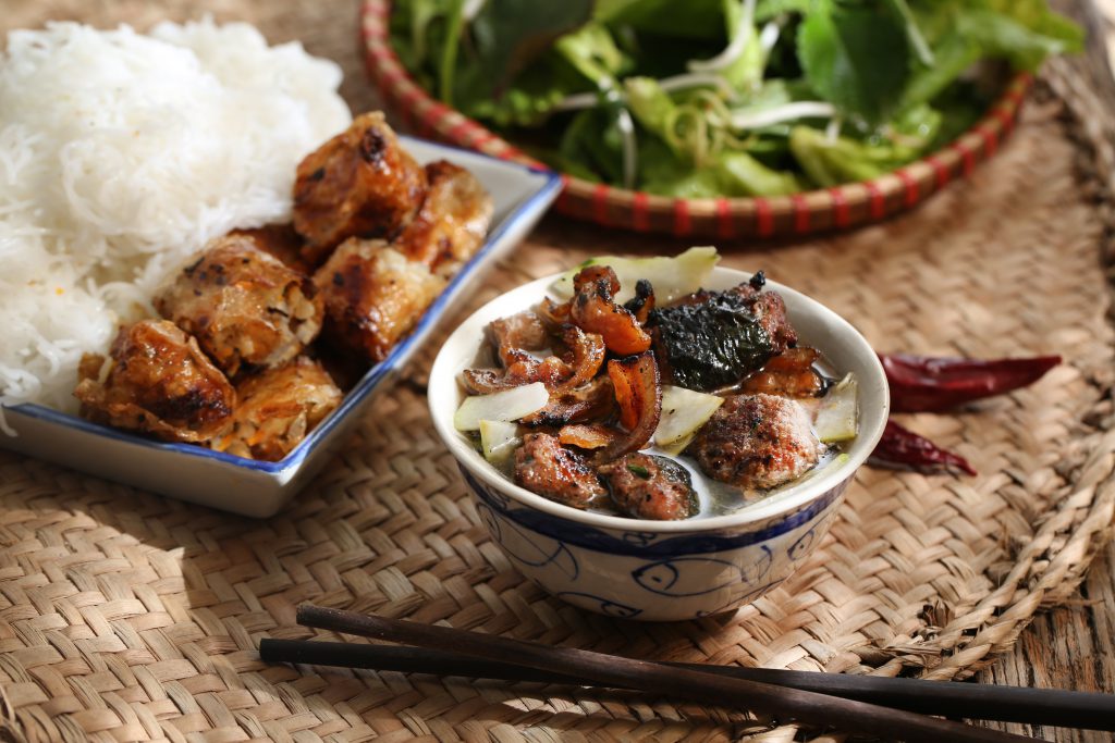 Cách thưởng thức bún chả đúng kiểu Hà Nội